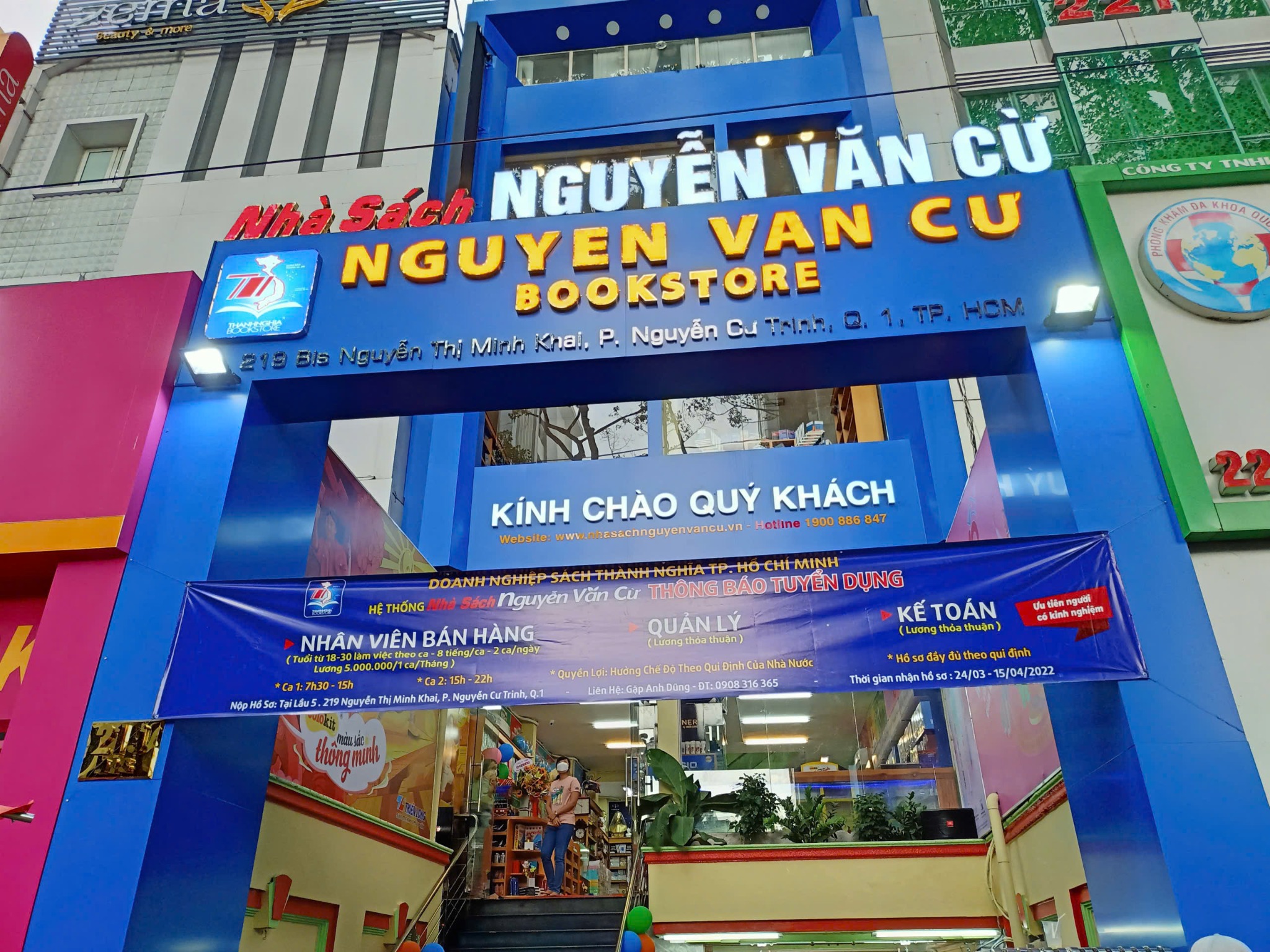 Thi công Mặt dựng Alu & bộ chữ nổi LED cho NHÀ SÁCH NGUYỄN VĂN CỪ – 5 ảnh từ bản vẽ đến hoàn thiện