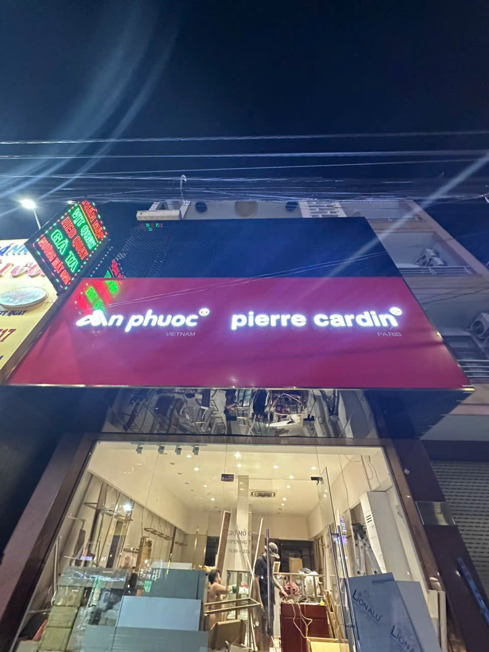Thi công Mặt dựng Alu đỏ & chữ nổi Inox cho AN PHƯỚC – PIERRE CARDIN – 5 góc chụp từ thi công đến hoàn thiện