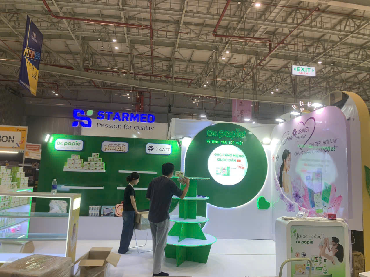 Thi công Gian hàng POSM & hộp đèn LED cho DR. PAPIE – STARMED – 5 góc chụp gian hàng triển lãm